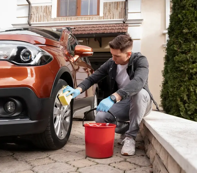 Lavage auto à domicile Lamalou-les-Bains : professionnel intervenant sur un véhicule